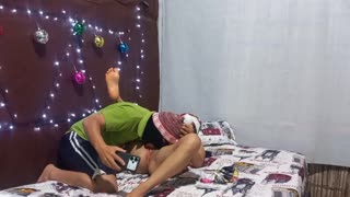 சிறப்பு டாக்கிஸ்டைல் கொடையுடன் ஒரு சூடான MILF இலிருந்து கிறிஸ்துமஸ் ஆச்சரியம்