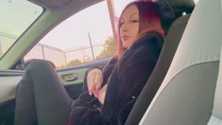 Italiensk MILF Artemisia Love ryger i bil med patteblink og hårde brystvorter
