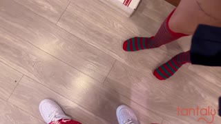 Hej, želiš li se pridružiti nama na božićnom threesomeu sa seksi lutkom Tantaly?