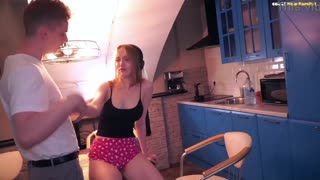 Můj nadržený nevlastní brácha se spojil s kamarádem, aby mě tvrdě vrazil a nechal mě promočenou