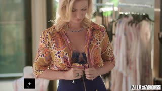 Sydney Paige, gladna kurca MILF, žestoko tuče mušteriju u butiku donjeg veša