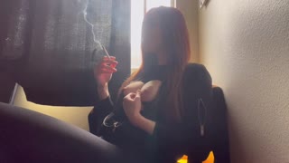 תהנו מציצים גדולים על מילף איטלקייה ארטמיזיה לאב בסולו עישון פטיש שיער ארוך?