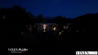 डॅम, व्हिक्सनची पेटाइट 18+ स्टेफनी कायलर पूलजवळ हार्ड राइड करते!