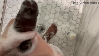 Aku Masuk Kamar Mandi Kontol BBC-nya Ngegodain Sampai Muncrat Sperma di Mana-mana