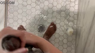 קפצתי למקלחת עם הBBC הפועם שלו וחלשתי על הזין הגדול עד שזרע התפוצץ