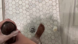 Lähden suihkuun hänen sykkivän BBC:n kanssa ja runkkaan kunnes sperma räjähtää