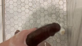 അവന്റെ ത്രോബിങ് ബിബിസി ഷവറിൽ കയറി വലിയ മുത്ത് മച്ചിച്ച് വിത പൊട്ടി