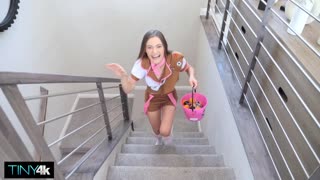 دختر کوچک برونته ۱۸+ پیشاهنگ سخت سوار می‌شود برای نشان جایزه چسبناک