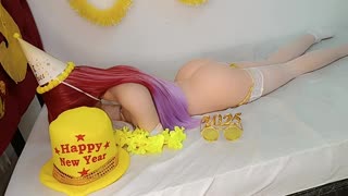 Após brinde ano novo, gracinha 18+ corpo perfeito mergulha primeira anal intensa