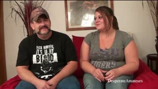 पैसे के लिए घबराई एमेच्योर मिल्फ व युवा लड़की बड़ा लंड चूसती!