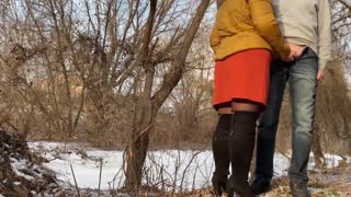 Кръшна куга в чорапогащник дразни с пищното тяло преди дива сесия отзад