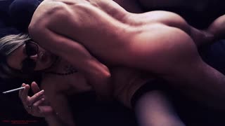 Hej, kolla denna kåta franska mogen som får en stor cumshot på soffan! 😍