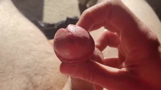 Edging mojega neobrezanega kurca od mehkega do trdega, igranje s predsemensko tekočino v naravni svetlobi 💦