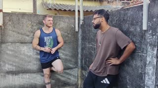 नई गर्लफ्रेंड्स बॉयफ्रेंड्स से दूर भावुक चूमने की क्रिया में पकड़ी जाती हैं