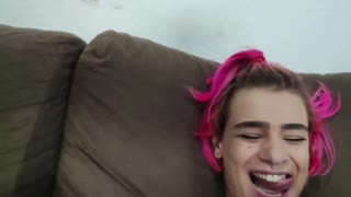 नई गर्लफ्रेंड्स बॉयफ्रेंड्स से दूर भावुक चूमने की क्रिया में पकड़ी जाती हैं