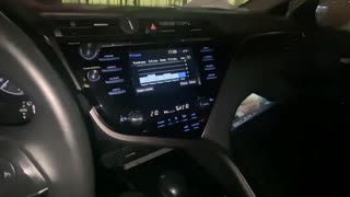 Taxikář svádí nádhernou MILF s masivními mléčnými prsy na divokou jízdu