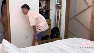 लॅटिना सेव्हान वॉटसनची शॉवर अफेअर मोठ्या स्क्वर्टमध्ये संपते