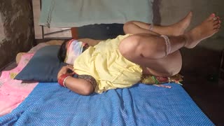 印度本土辣妹摇晃大屁股自制片中被狠操