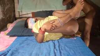 印度本土辣妹摇晃大屁股自制片中被狠操