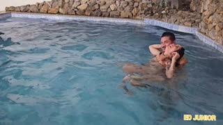 伊娃·佩雷斯献出屁眼被黑人大屌彻底肛交红色透明装