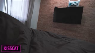 纹身棕发熟女巨假奶在粗暴MMF三人行狗爬式内射