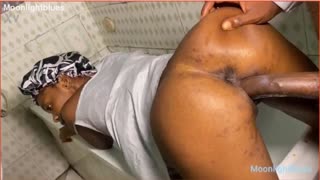 욕조에서 배관공 큰 자지 욕정에 한 번 박기