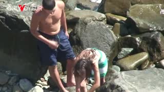 ¡Ey, Chica Caliente Monta Chico en Playa Arriesgado!