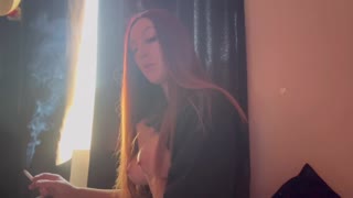 Milf italienne Artemisia Love exhibe ses énormes seins en fumant