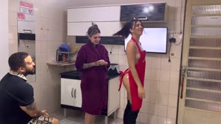 Unajmili smo sobaricu za 50K reais da se svuče gola i pridruži nam svakodnevno. Je li prošla?