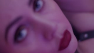 Dominantni tip piša u usta MILF-i pa joj lupa guzicu velikim kurcem 💦🍑