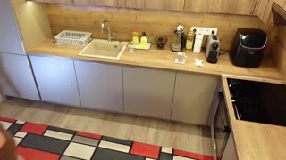 Naughty college brunette nagfi-flash ng puting panties at siksik na pwet sa ilalim ng elegant na dress sa kusina