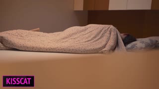 หนุ่มดูสาวมิลฟ์นมโตช่วยตัวเอง แล้วเย็ดแตกในบนเตียง