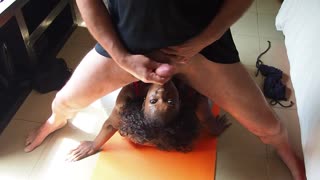 Спокуслива йога в залі переходить у куннілінгус та фейшал