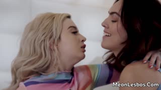 Uau, loira peituda Lexi Lore leva lambidas profundas na buceta da safada Freya Parker!