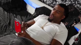 Genevieve Sinn la reine tatouée traie la charge de Rome Major sur ses gros seins