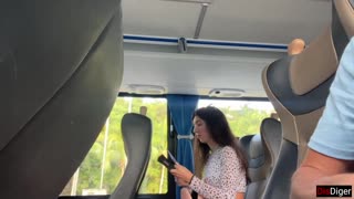 Só mostrando casualmente meu pau num ônibus lotado. Uma estranha me ajuda a terminar com a mão!