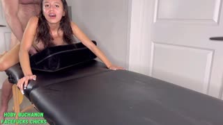 귀여운 petite 18+ 틴 18+, 교정기 차림으로 거친 지배를 애원! 다음엔 무엇을 견뎌낼까?