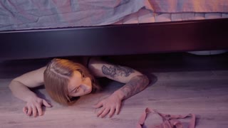 Ділю ліжко з цицьковитою мілфою, інша краля ховається під ним і підглядає