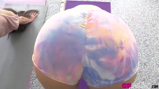 Bella Rolland in Spencer Bradley razgrejeta jogijska seja