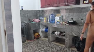 لاتینا خوبصورت بڑے گول والی سیکسی لینجری میں گھر پر چلتی ہے