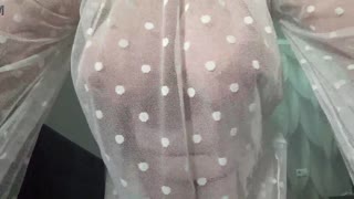 Chcesz obwisłe wielkie cycki tej MILF z bliska w szczegółach?