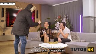 Зряла брюнетка учителка с пиърснат клитор учи ебане