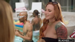 ब्लाँड बॉम्बशेल अझुल हर्मोसा इंटेन्स गँगबँगमध्ये ६ बीबीसीला डोमिनेट करते, डीपथ्रोट आणि स्पिट रोस्टसह