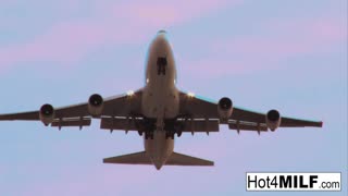 Hé, hôtesse gros seins faux pilonnée dans le cockpit ! 😜