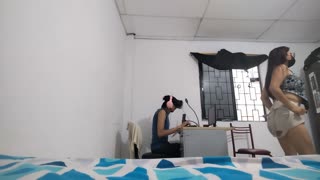Hei, de ce dansează tipa busty așa de fierbinte în locul meu pe VR?
