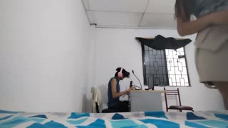 Эй, почему эта пышногрудая девчонка танцует горячо в моем VR?