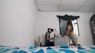 Hej, zakaj ta bujna punca tako vroče pleše pri meni v VR-ju?