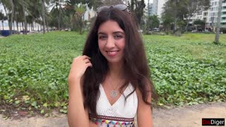 कंस्ट्रक्शन साइटवर पब्लिक पिकअप वाइल्ड होतो. हॉटीला होटेलमध्ये लॉबस्टर फेस्टनंतर जोरात पाउंड केले जाते