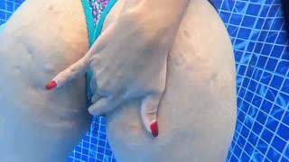 Seks di Air dengan Pantat Besar Tertangkap Masturbasi di Kolam