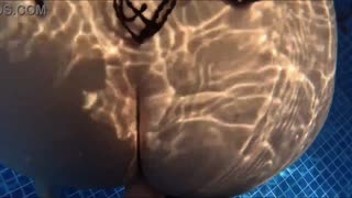 Wassersex mit großem Arsch, Pool-Masturbation erwischt